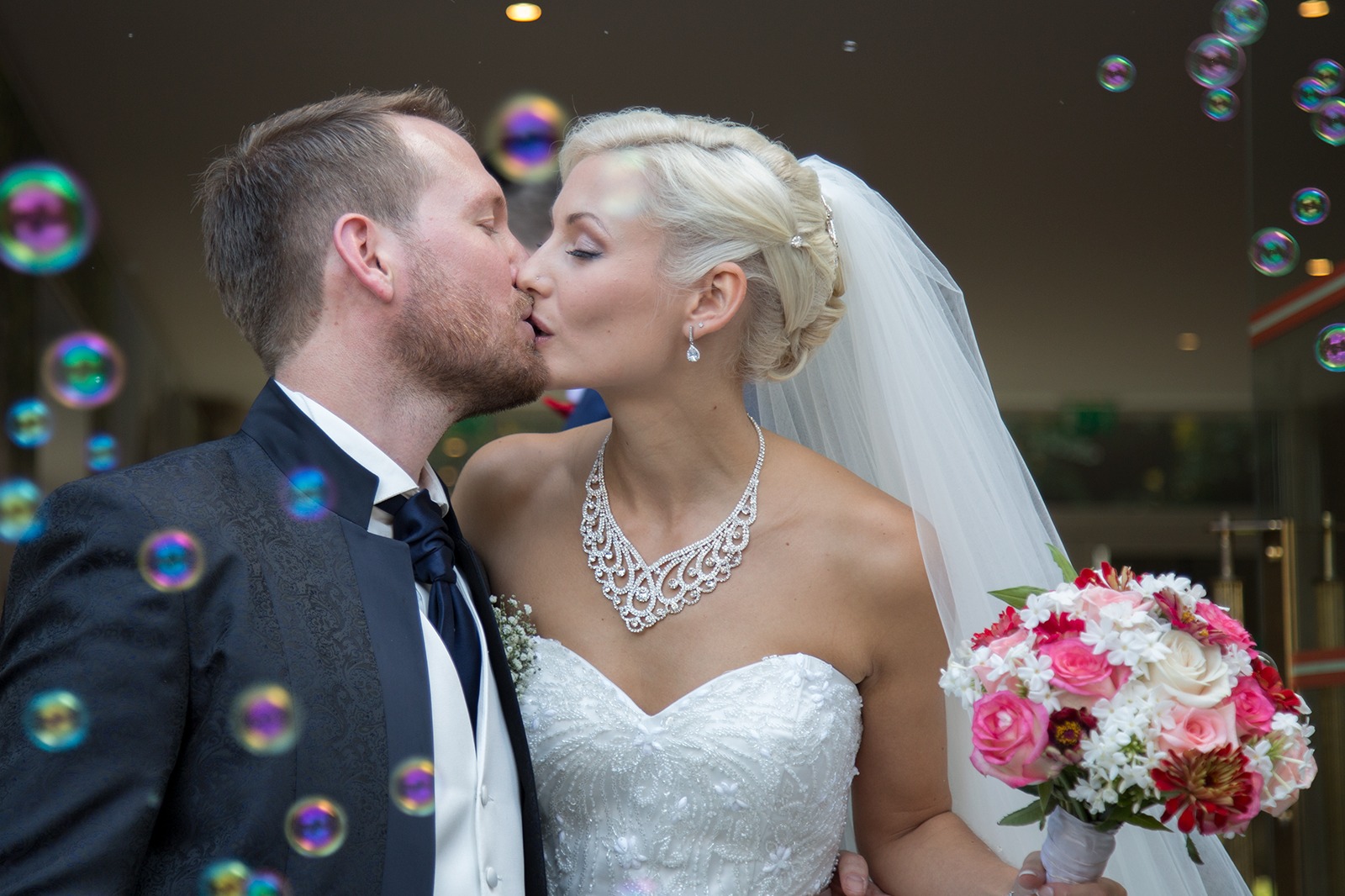 mariage sortie d'église avec des bulles