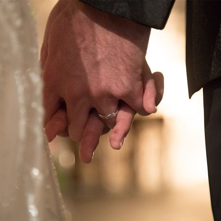 alliance du marié main dans la main de la mariée