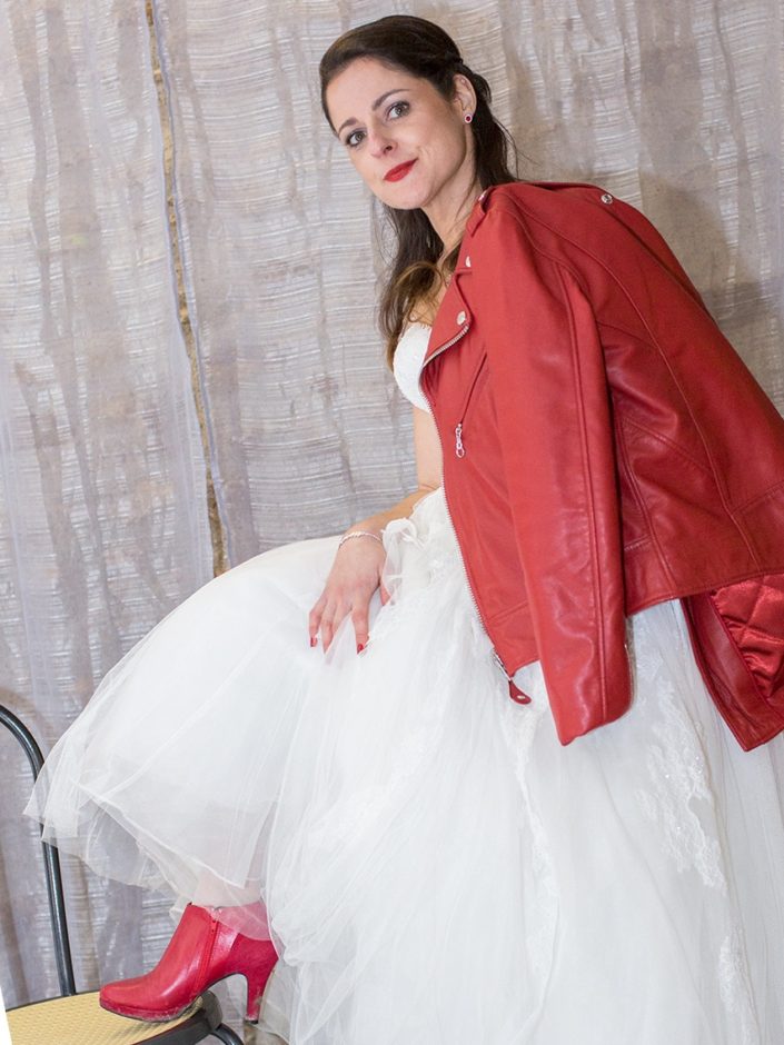 perfecto et bottines rouges sur robe blanche