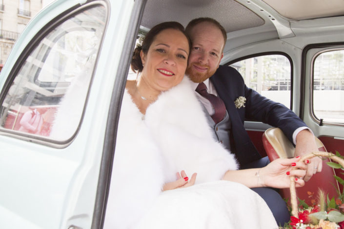 Couple de mariés robe blanche dans leur voiture NADIAéLA